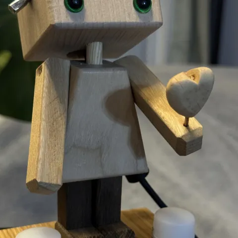 Pani Baterejka z sercem na dłoni i z przedłużaczem USB