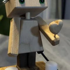Pani Baterejka z sercem na dłoni i z przedłużaczem USB