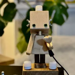 Pani Baterejka z sercem na dłoni i z przedłużaczem USB