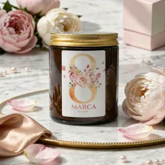8 Marca - świeca sojowa na Dzień Kobiet 180 ml, pistacja i karmel